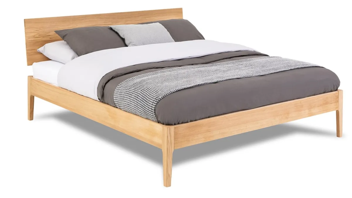Best Karlsson Bed Sky met hoofdbord en poten hout eiken honing