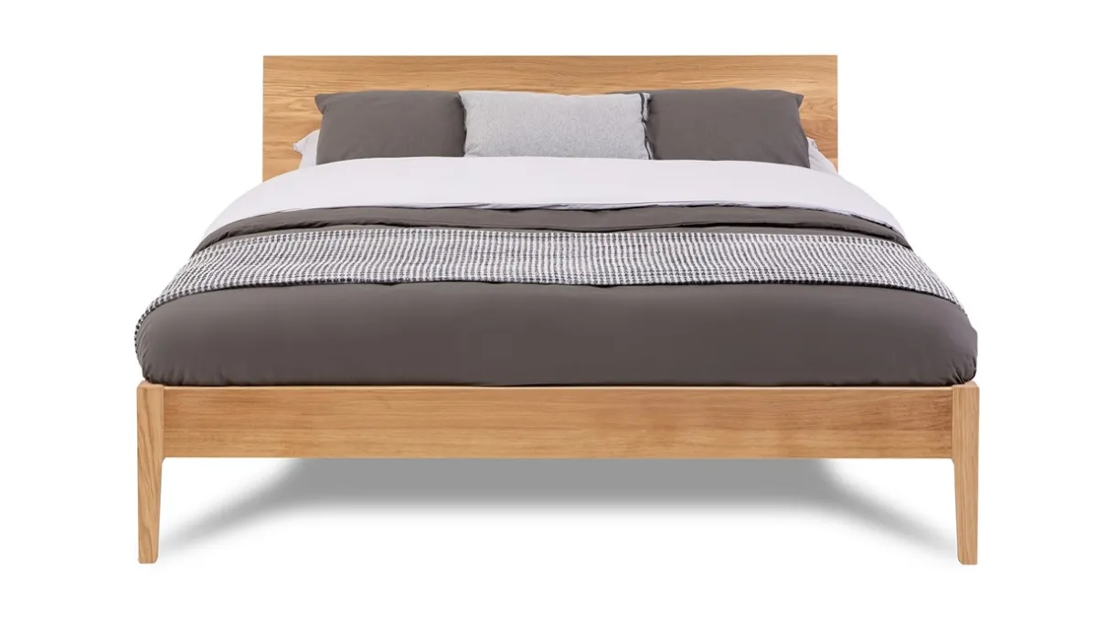 Best Karlsson Bed Sky met hoofdbord en poten hout eiken honing