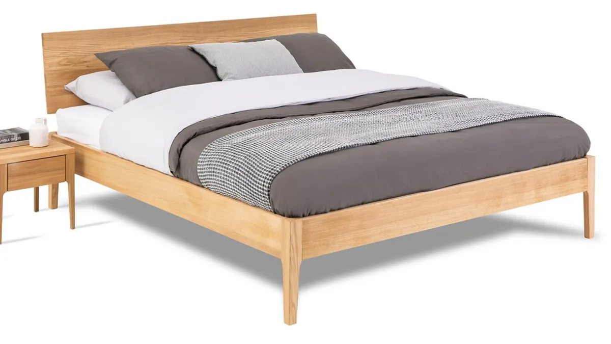 Best Karlsson Bed Sky met hoofdbord en poten hout eiken honing