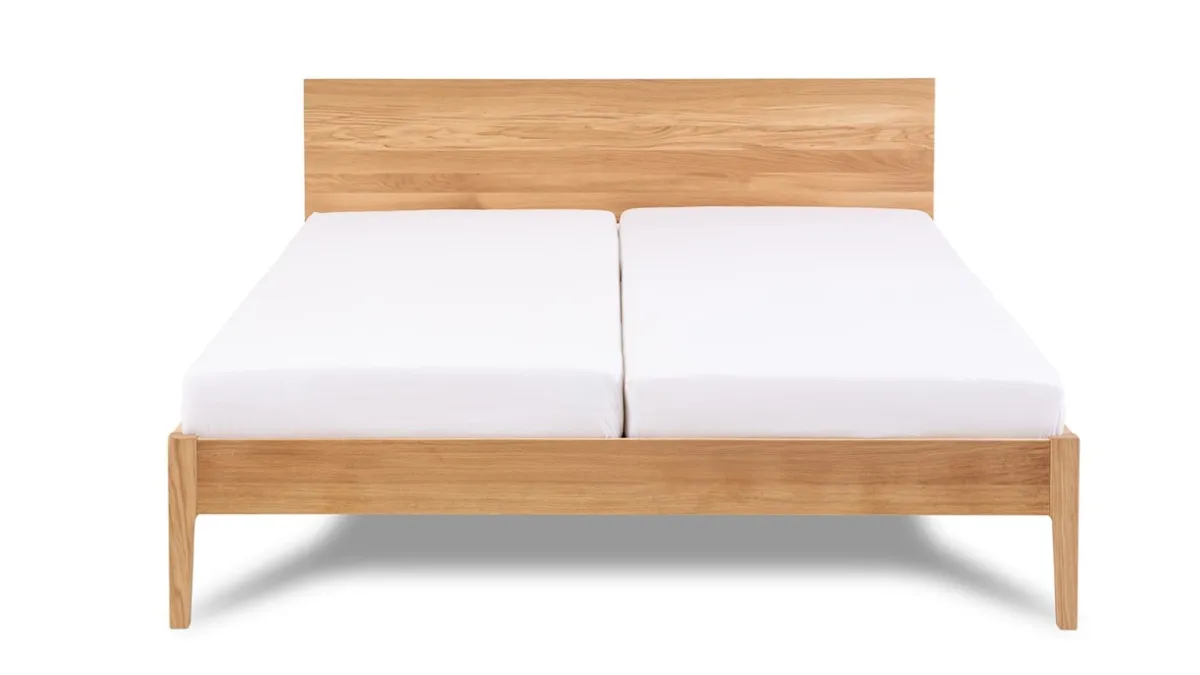 Best Karlsson Bed Sky met hoofdbord en poten hout eiken honing
