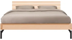 Hot Karlsson Bed Sky met hoofdbord hout en poten metaal beuken