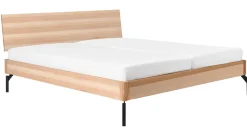 Hot Karlsson Bed Sky met hoofdbord hout en poten metaal beuken